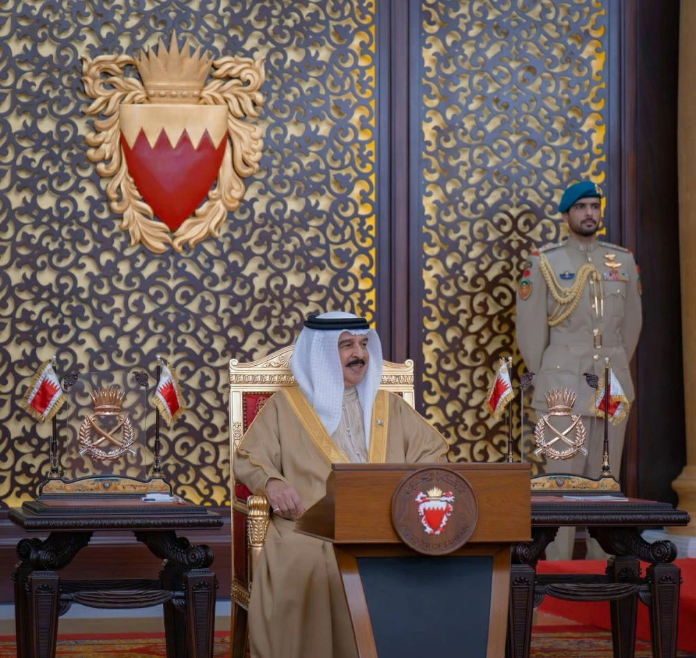 الملك يستقبل كبار أفراد العائلة المالكة والمسؤولين وأصحاب الإنجازات الرياضية