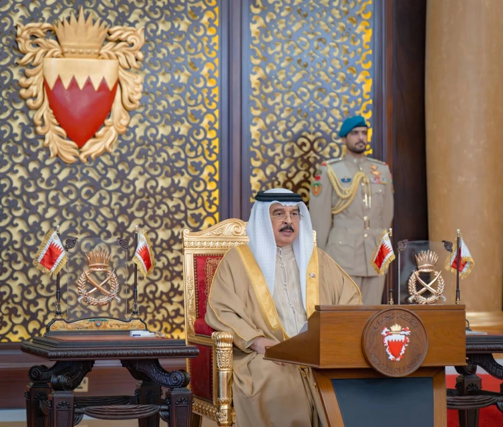 الملك يستقبل كبار أفراد العائلة المالكة والمسؤولين وأصحاب الإنجازات الرياضية