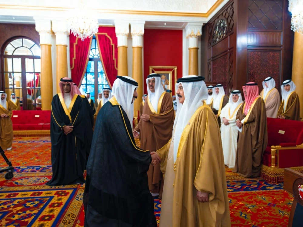 الملك يستقبل كبار أفراد العائلة المالكة والمسؤولين وأصحاب الإنجازات الرياضية