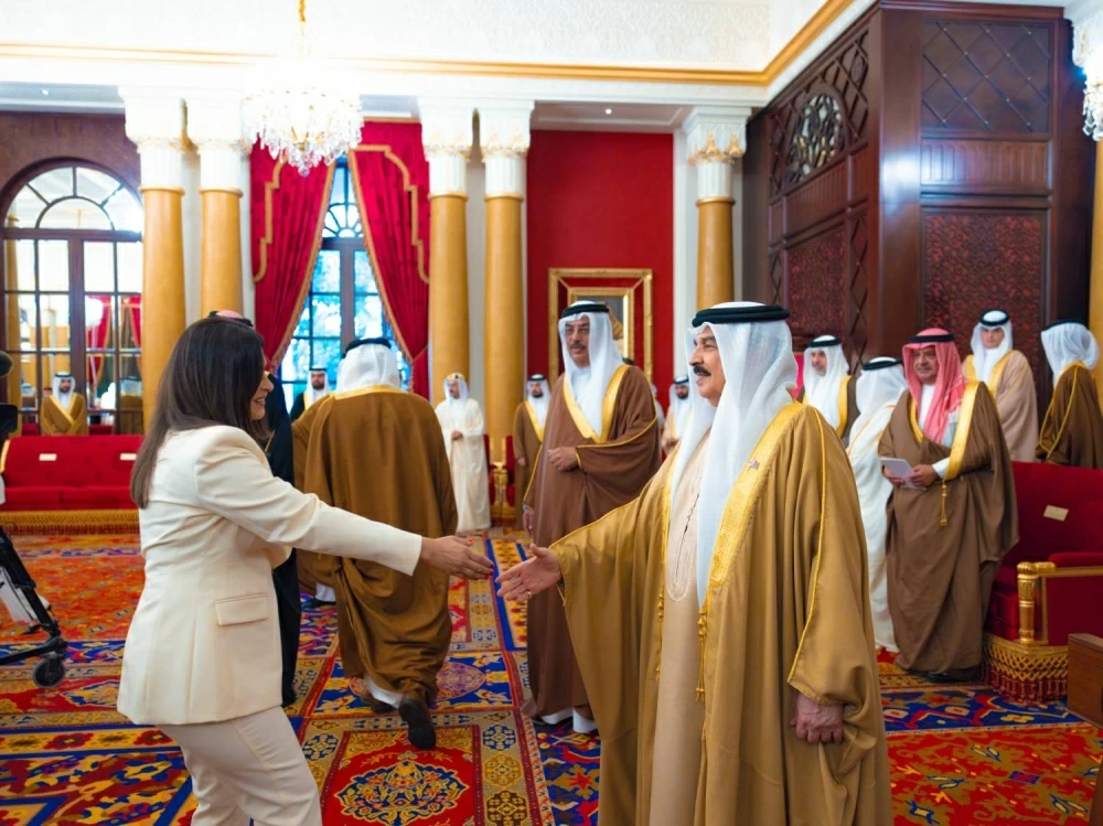 الملك يستقبل كبار أفراد العائلة المالكة والمسؤولين وأصحاب الإنجازات الرياضية