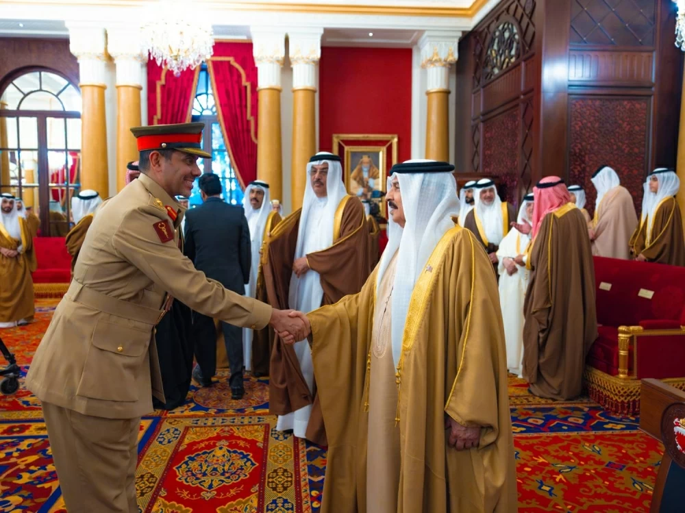 الملك يستقبل كبار أفراد العائلة المالكة والمسؤولين وأصحاب الإنجازات الرياضية