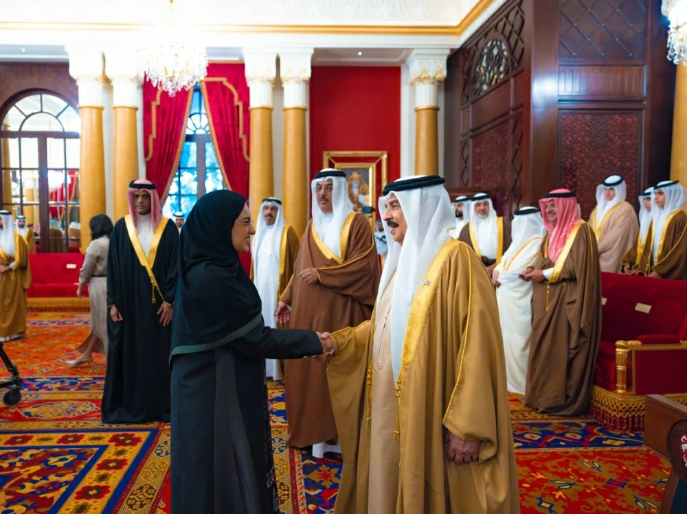 الملك يستقبل كبار أفراد العائلة المالكة والمسؤولين وأصحاب الإنجازات الرياضية