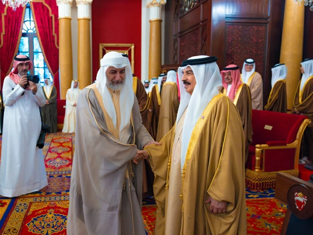 الملك يستقبل كبار أفراد العائلة المالكة والمسؤولين وأصحاب الإنجازات الرياضية