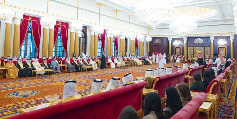 الملك يستقبل كبار أفراد العائلة المالكة والمسؤولين وأصحاب الإنجازات الرياضية