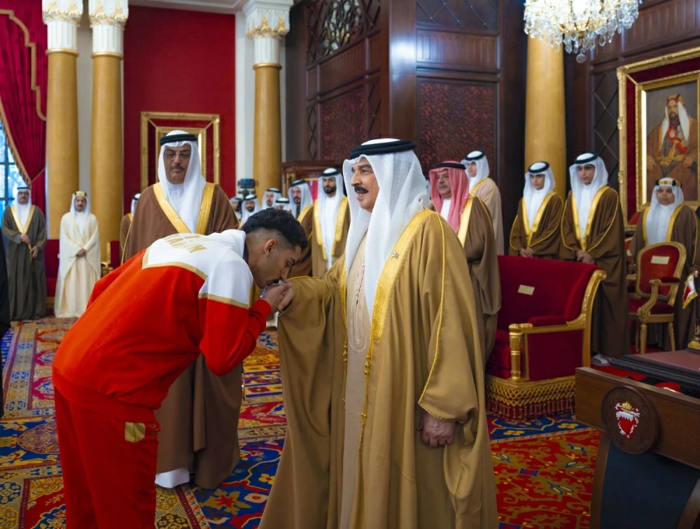 الملك يستقبل كبار أفراد العائلة المالكة والمسؤولين وأصحاب الإنجازات الرياضية