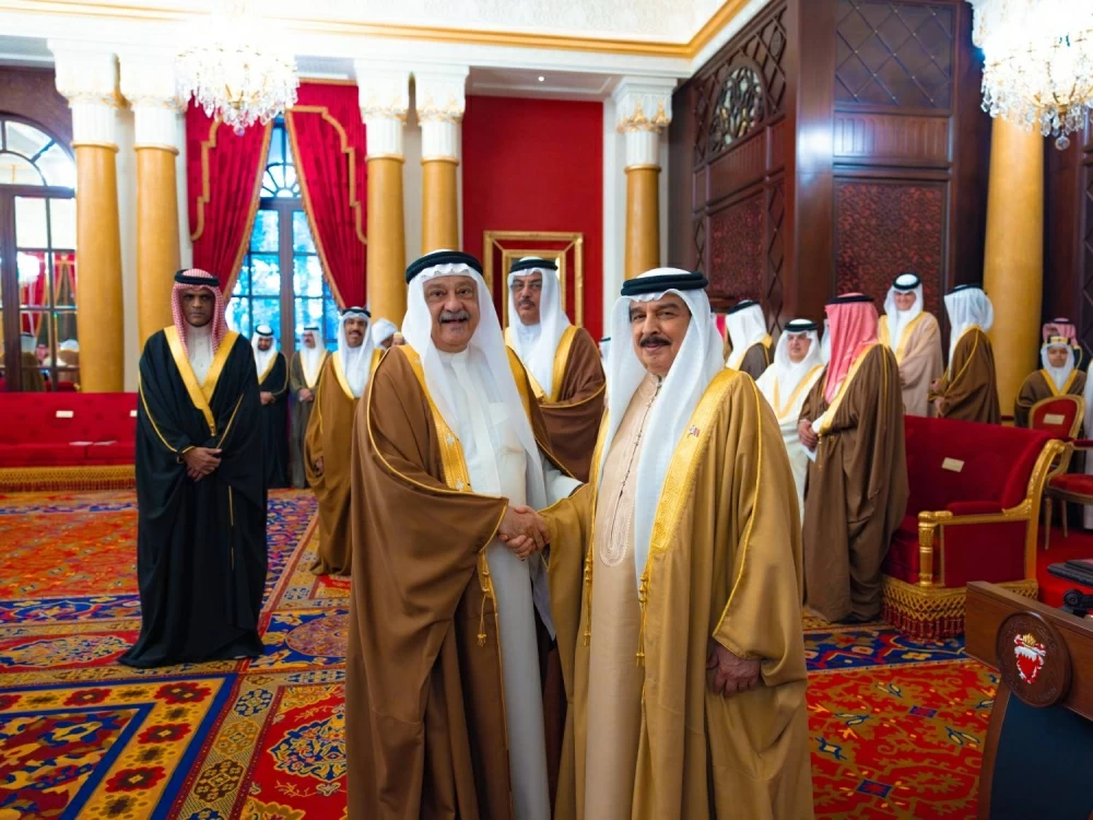 الملك يستقبل كبار أفراد العائلة المالكة والمسؤولين وأصحاب الإنجازات الرياضية