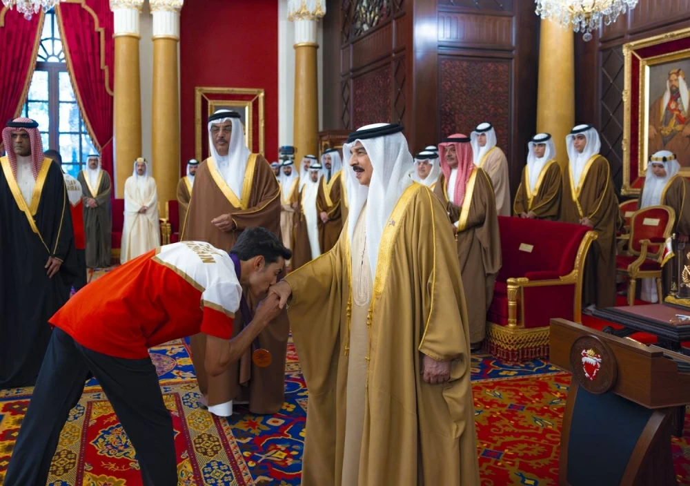 الملك يستقبل كبار أفراد العائلة المالكة والمسؤولين وأصحاب الإنجازات الرياضية