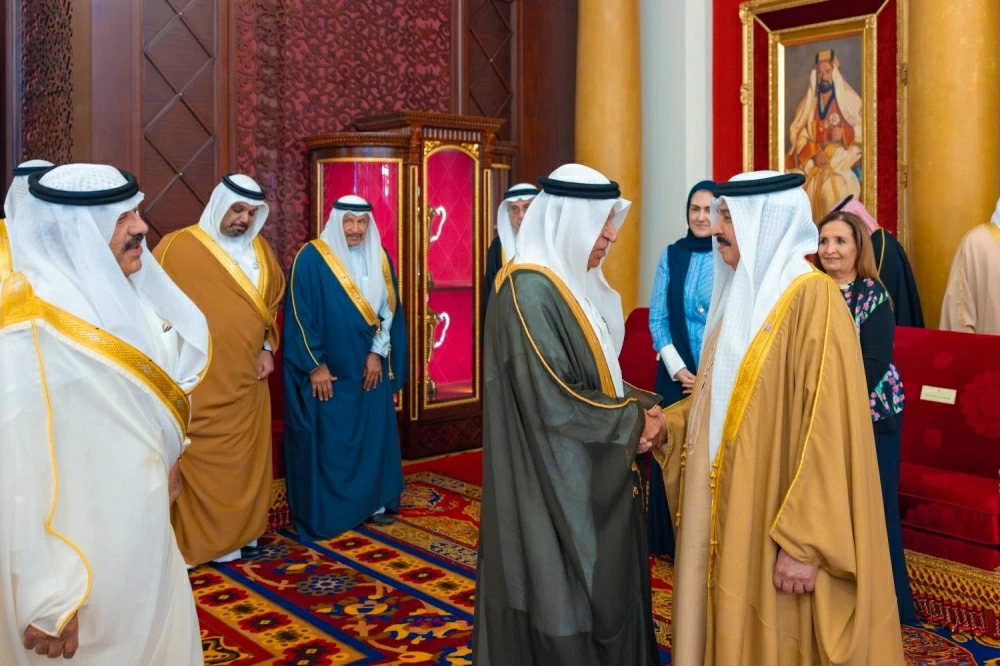 الملك يستقبل كبار أفراد العائلة المالكة والمسؤولين وأصحاب الإنجازات الرياضية