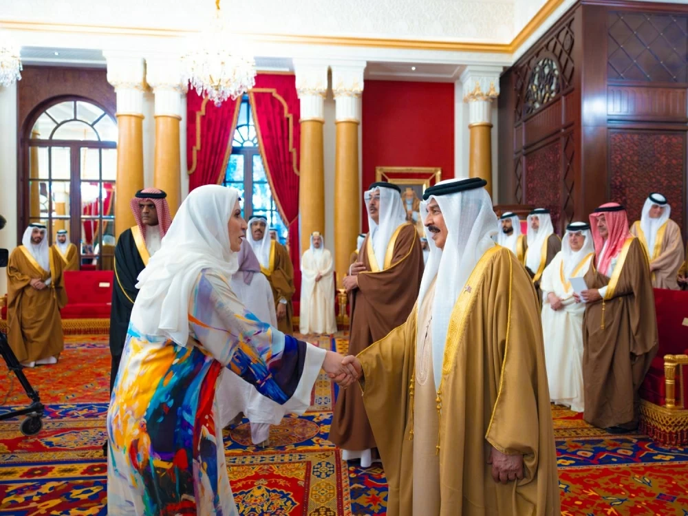 الملك يستقبل كبار أفراد العائلة المالكة والمسؤولين وأصحاب الإنجازات الرياضية