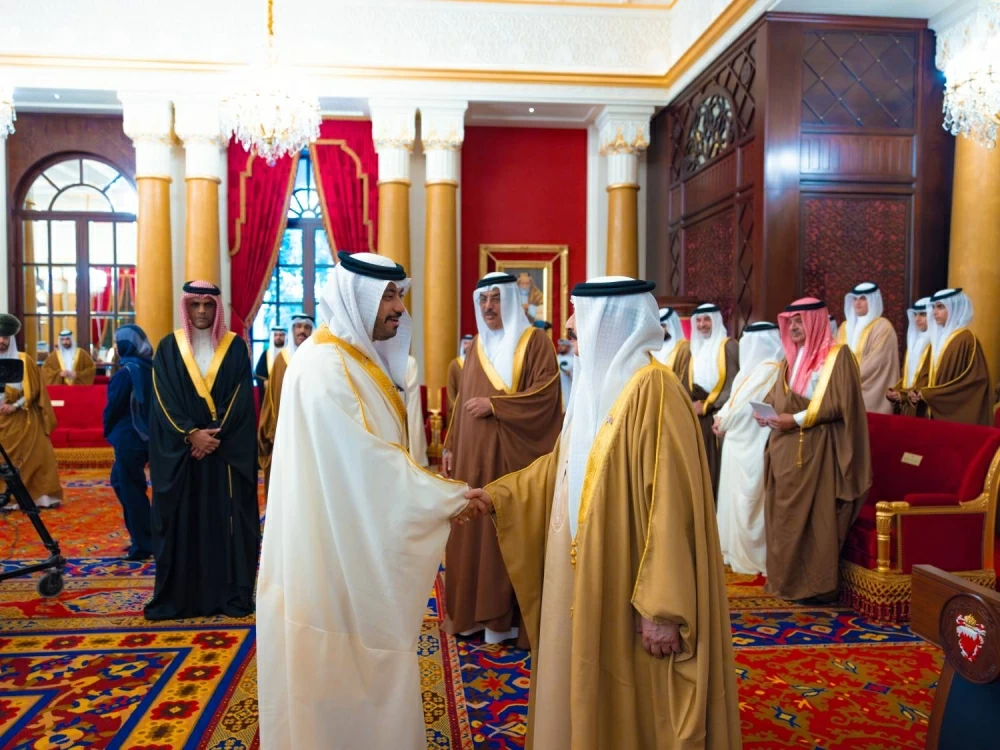 الملك يستقبل كبار أفراد العائلة المالكة والمسؤولين وأصحاب الإنجازات الرياضية