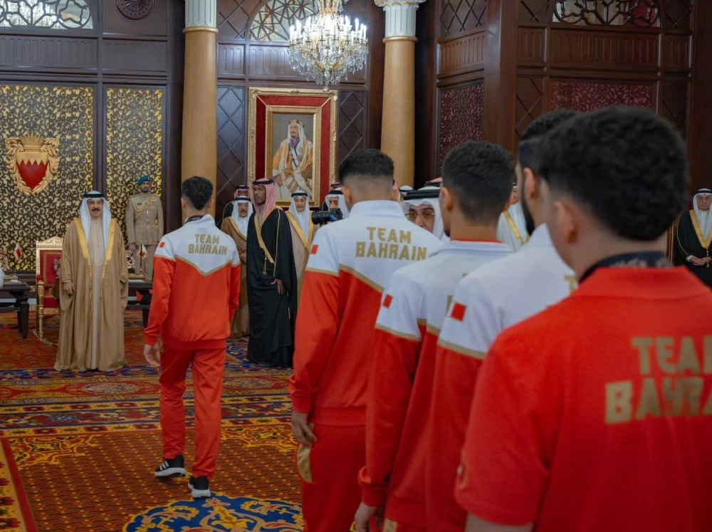 الملك يستقبل كبار أفراد العائلة المالكة والمسؤولين وأصحاب الإنجازات الرياضية