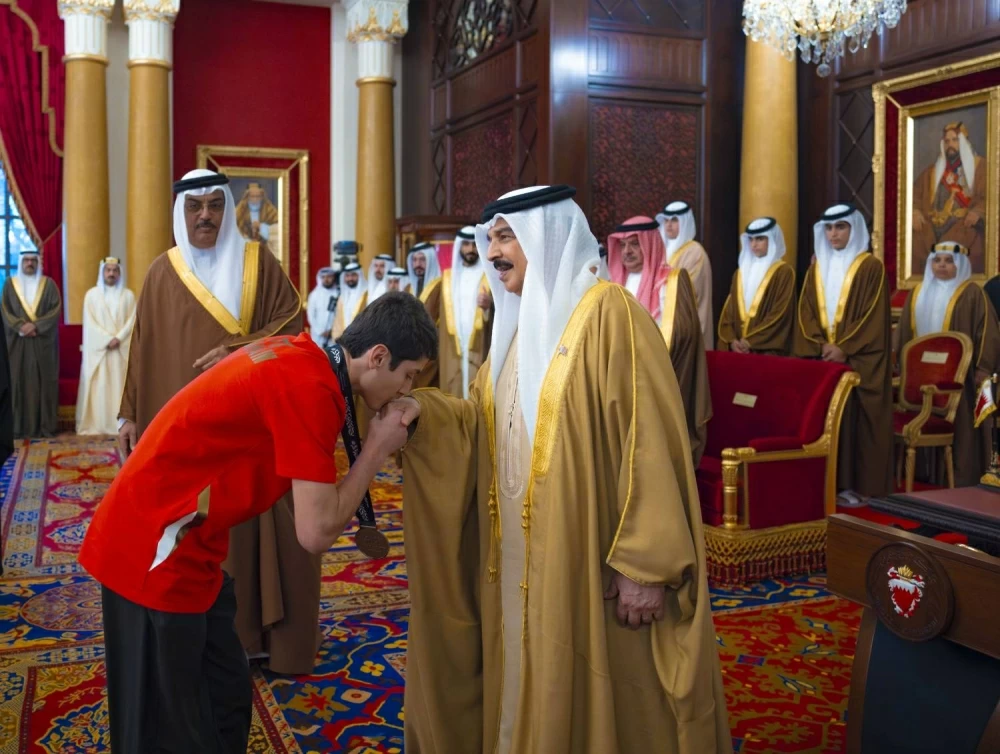 الملك يستقبل كبار أفراد العائلة المالكة والمسؤولين وأصحاب الإنجازات الرياضية