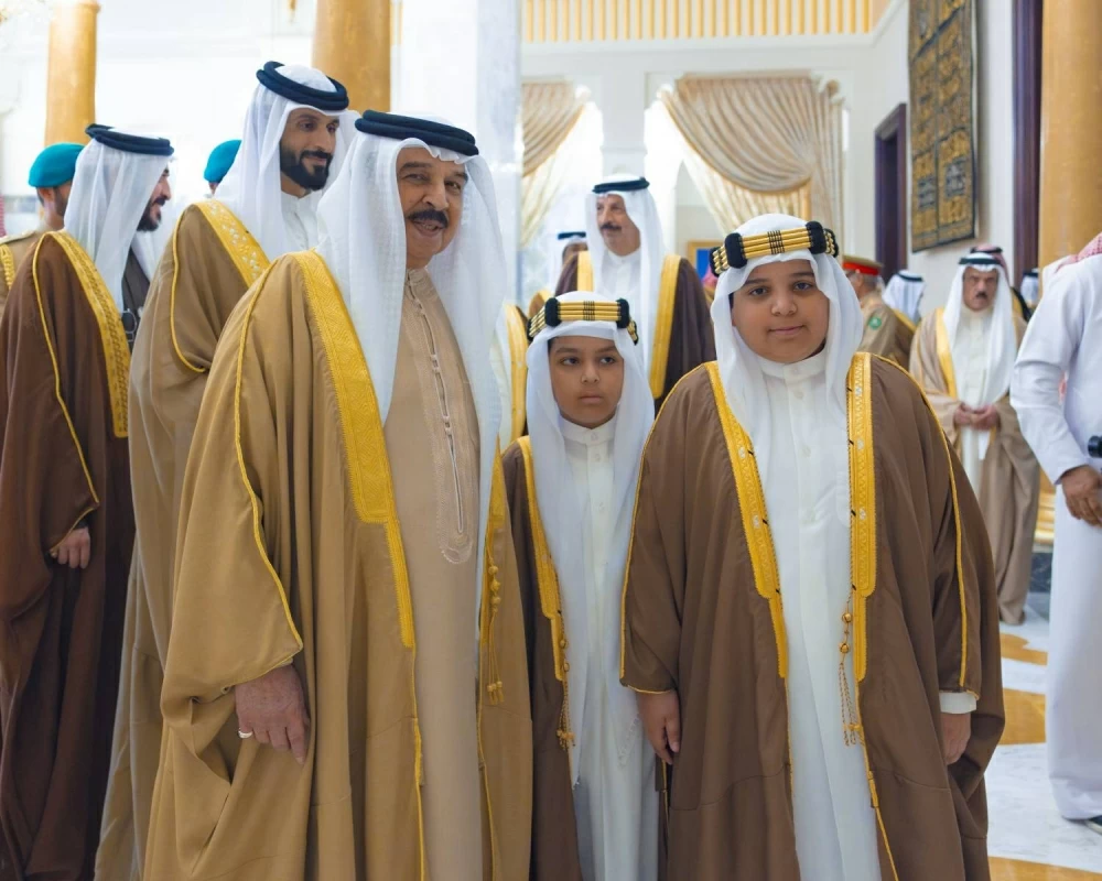 الملك يستقبل كبار أفراد العائلة المالكة والمسؤولين وأصحاب الإنجازات الرياضية