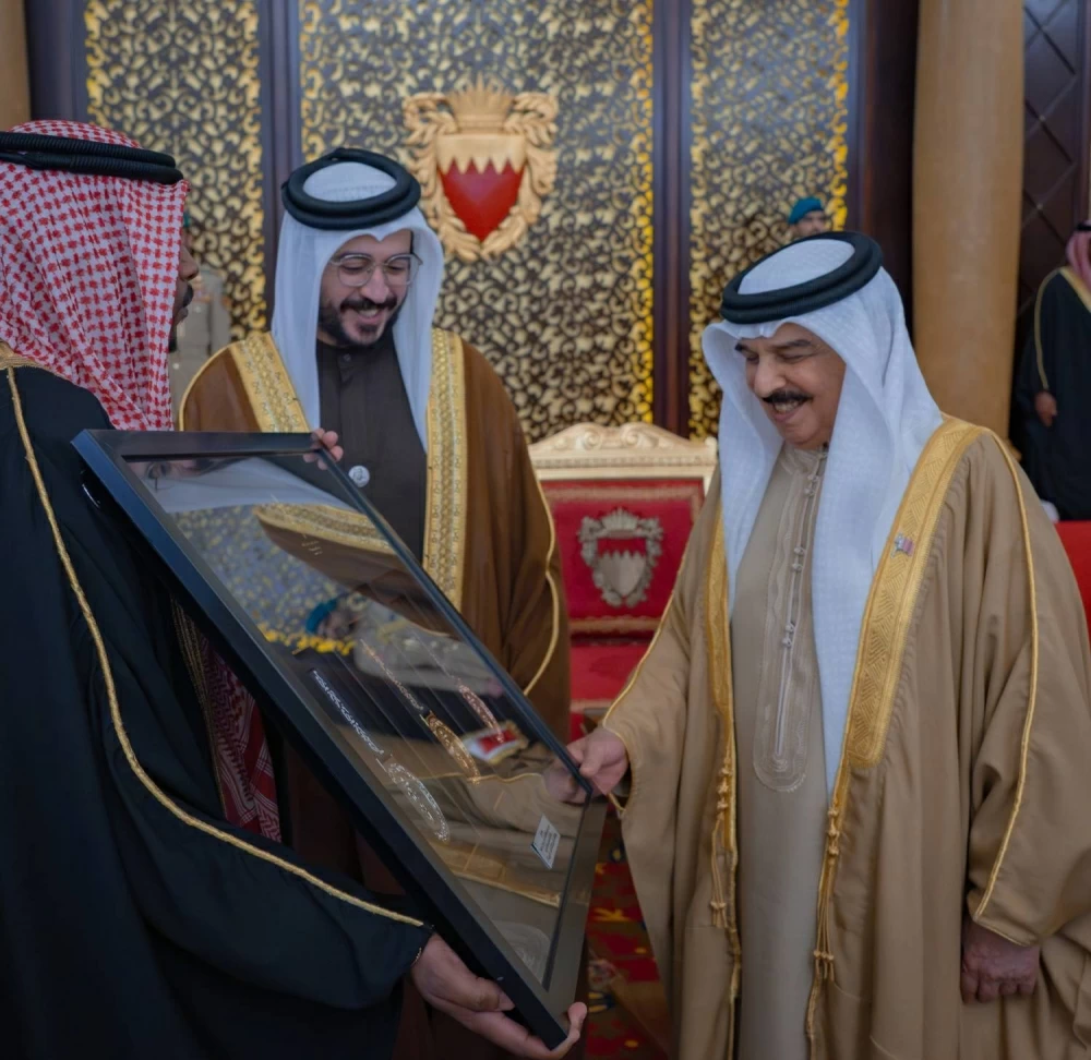 الملك يستقبل كبار أفراد العائلة المالكة والمسؤولين وأصحاب الإنجازات الرياضية