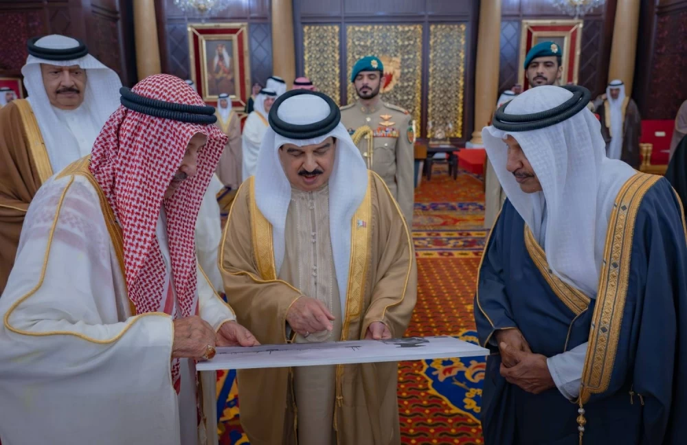 الملك يستقبل كبار أفراد العائلة المالكة والمسؤولين وأصحاب الإنجازات الرياضية