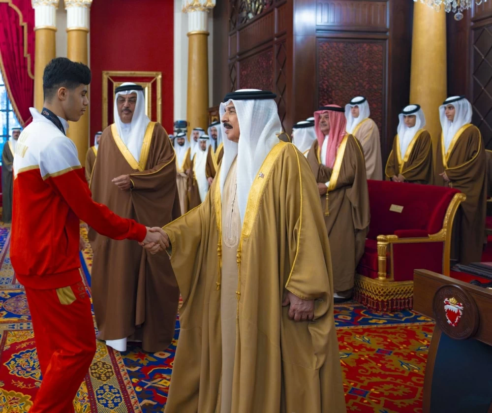 الملك يستقبل كبار أفراد العائلة المالكة والمسؤولين وأصحاب الإنجازات الرياضية