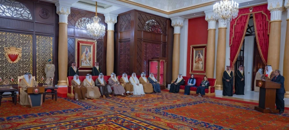 الملك يستقبل كبار أفراد العائلة المالكة والمسؤولين وأصحاب الإنجازات الرياضية