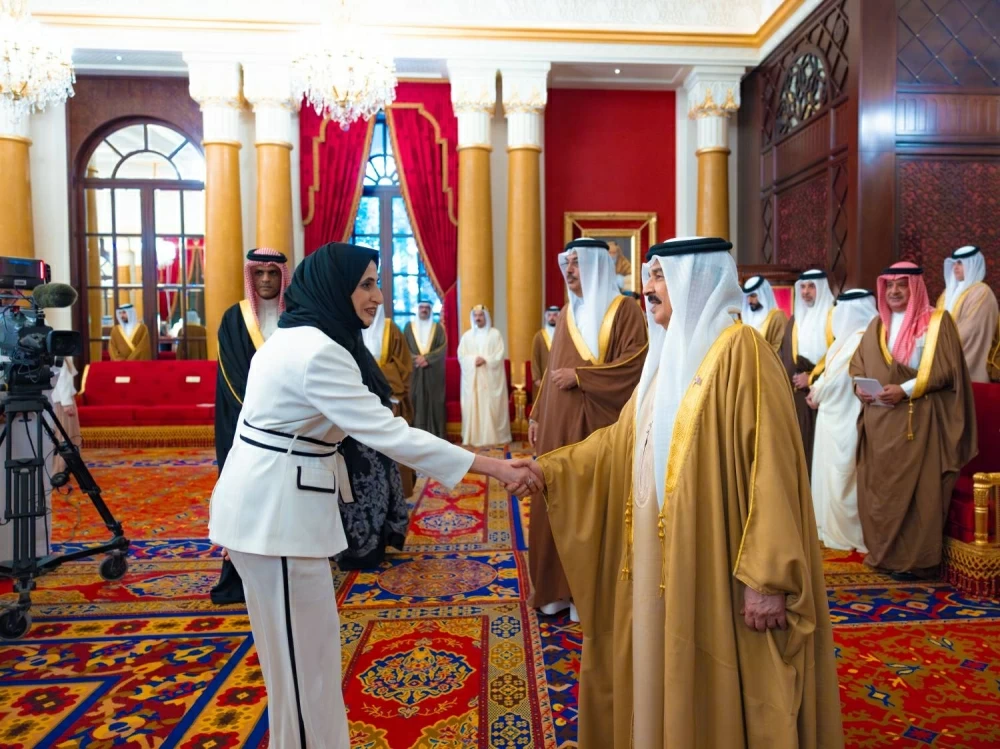 الملك يستقبل كبار أفراد العائلة المالكة والمسؤولين وأصحاب الإنجازات الرياضية