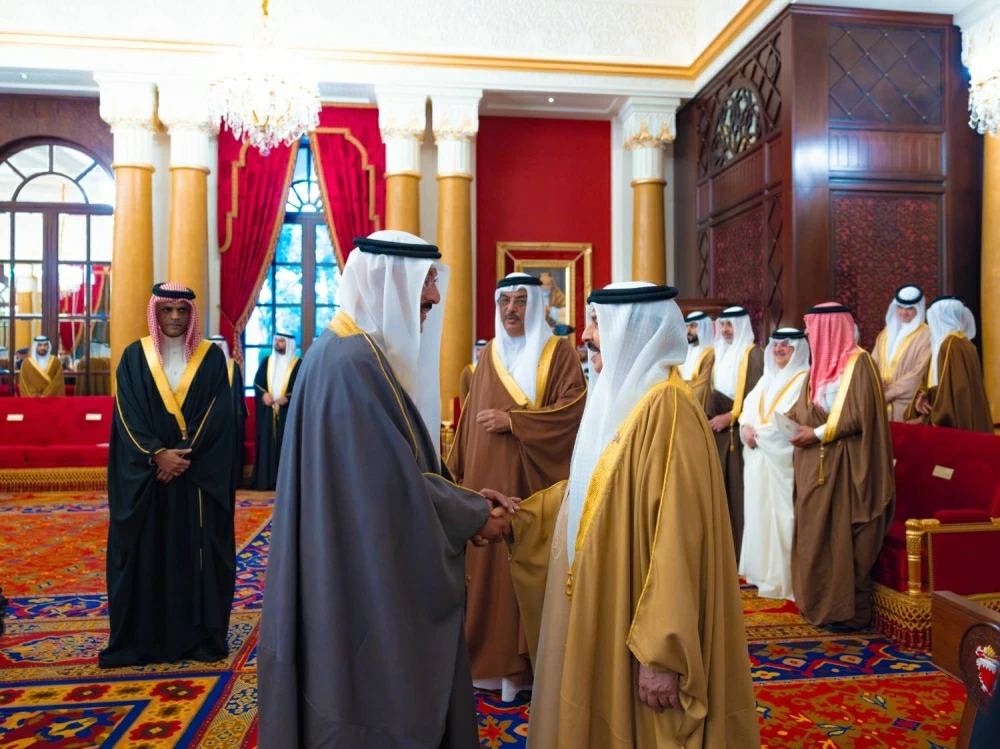 الملك يستقبل كبار أفراد العائلة المالكة والمسؤولين وأصحاب الإنجازات الرياضية