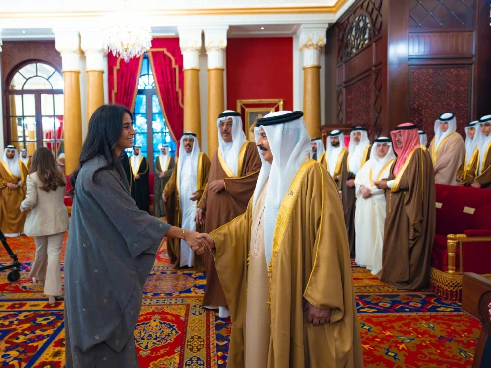 الملك يستقبل كبار أفراد العائلة المالكة والمسؤولين وأصحاب الإنجازات الرياضية