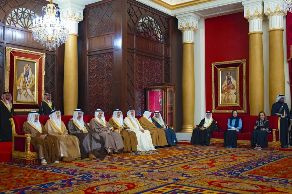 الملك يستقبل كبار أفراد العائلة المالكة والمسؤولين وأصحاب الإنجازات الرياضية