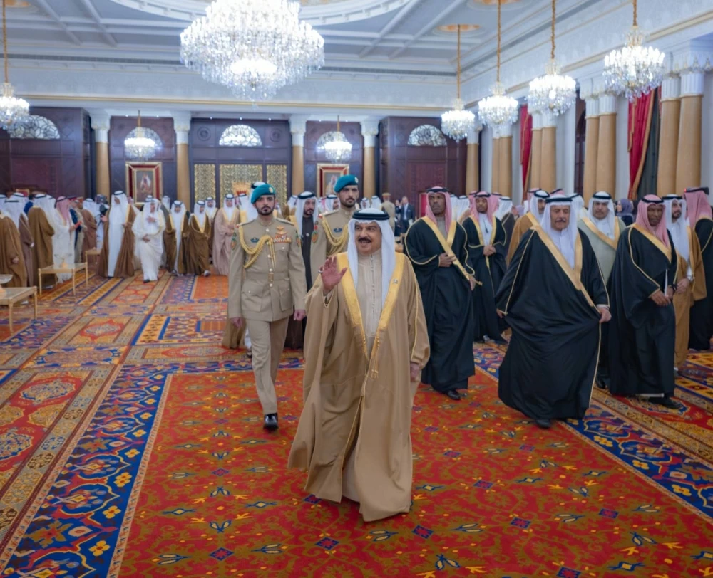 الملك يستقبل كبار أفراد العائلة المالكة والمسؤولين وأصحاب الإنجازات الرياضية