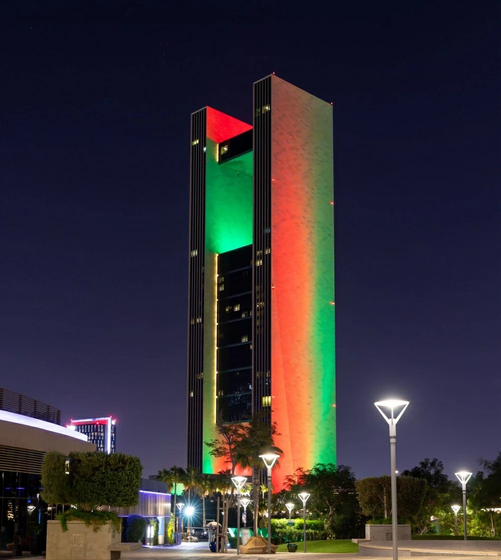 مباني البحرين تتزيّن بألوان العلم العماني احتفاءً باليوم الوطني للسلطنة