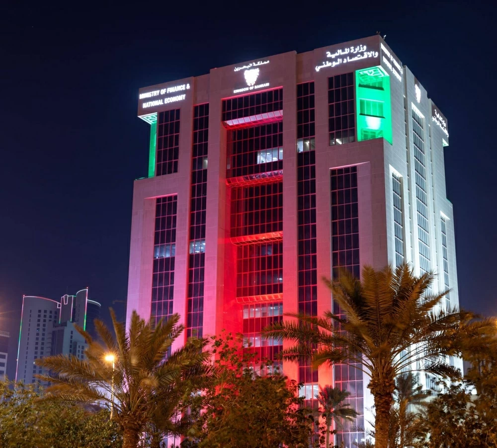 مباني البحرين تتزيّن بألوان العلم العماني احتفاءً باليوم الوطني للسلطنة