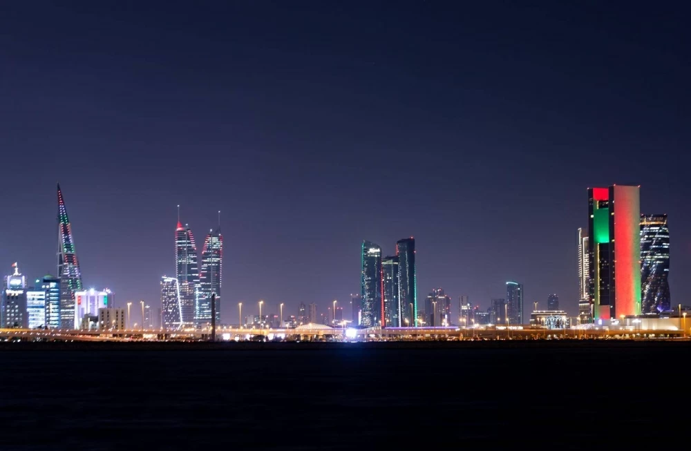 مباني البحرين تتزيّن بألوان العلم العماني احتفاءً باليوم الوطني للسلطنة