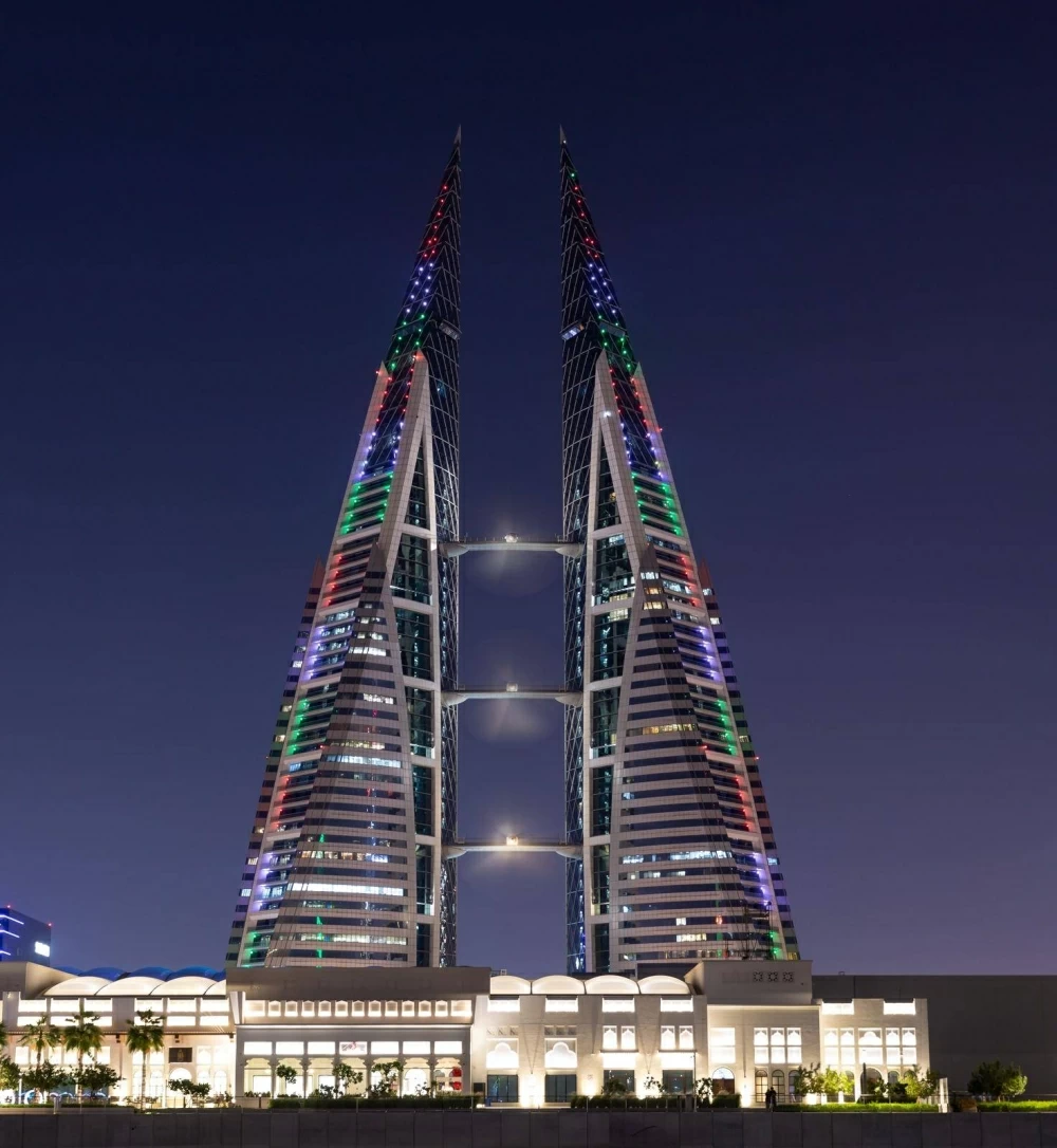 مباني البحرين تتزيّن بألوان العلم العماني احتفاءً باليوم الوطني للسلطنة