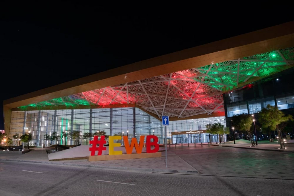 مباني البحرين تتزيّن بألوان العلم العماني احتفاءً باليوم الوطني للسلطنة