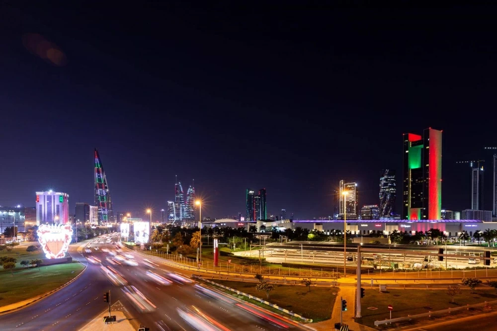 مباني البحرين تتزيّن بألوان العلم العماني احتفاءً باليوم الوطني للسلطنة