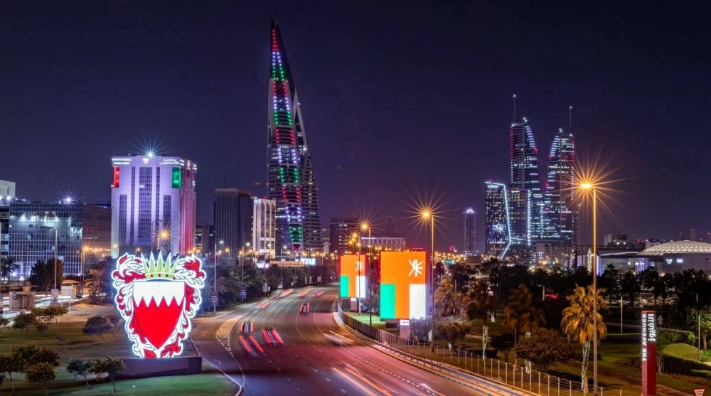 مباني البحرين تتزيّن بألوان العلم العماني احتفاءً باليوم الوطني للسلطنة