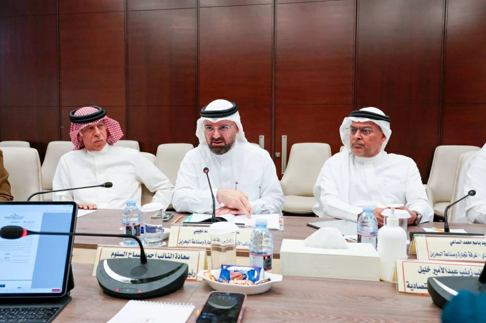 &laquo;مالية النواب&raquo; تبحث مع الغرفة مرسوم تنظيم المناقصات والمشتريات الحكومية