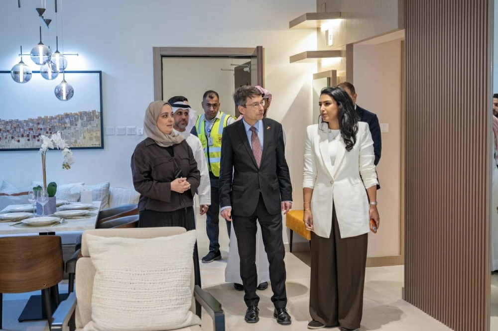 سفير ألمانيا لدى البحرين يطلع ميدانياً على المشاريع الإسكانية بمدينة سلمان