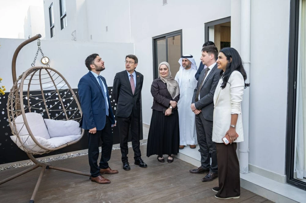 سفير ألمانيا لدى البحرين يطلع ميدانياً على المشاريع الإسكانية بمدينة سلمان