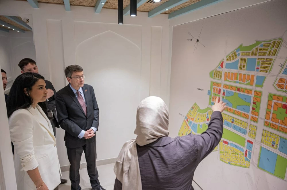 سفير ألمانيا لدى البحرين يطلع ميدانياً على المشاريع الإسكانية بمدينة سلمان