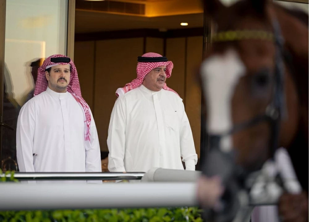 سمو الشيخ عبدالله بن عيسى يشهد السباق الرابع للخيل