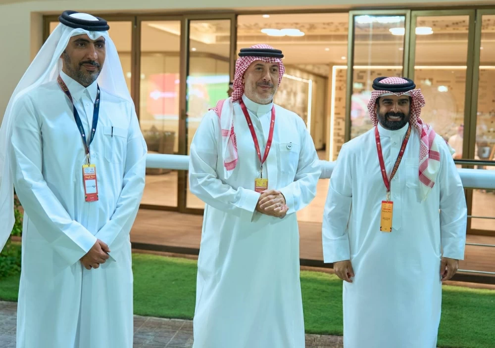 سمو الشيخ عبدالله بن عيسى يشهد السباق الرابع للخيل