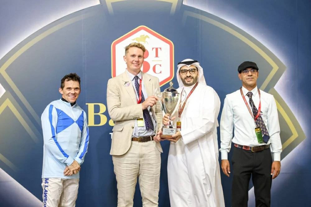 سمو الشيخ عبدالله بن عيسى يشهد السباق الرابع للخيل