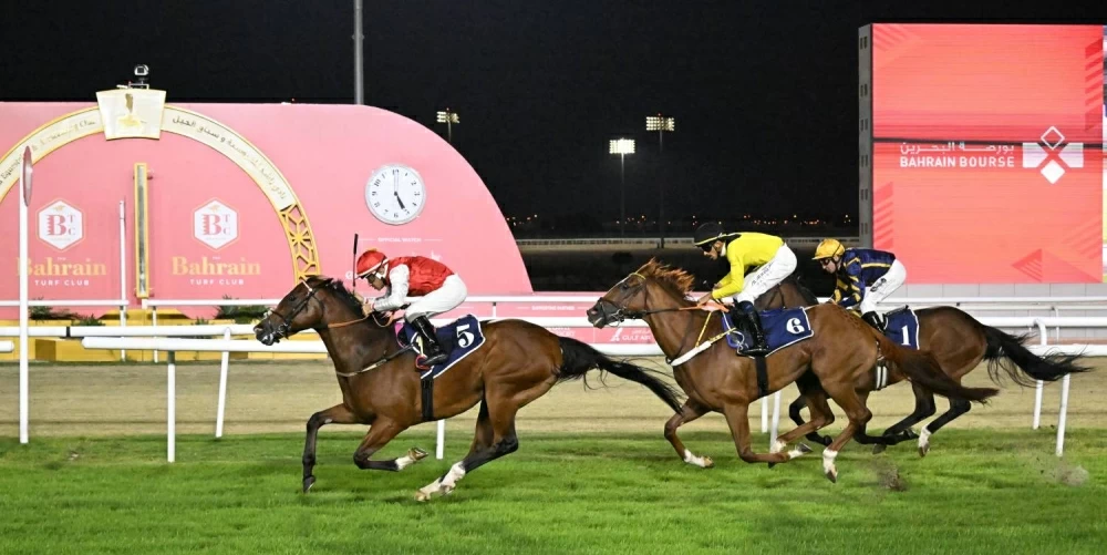 سمو الشيخ عبدالله بن عيسى يشهد السباق الرابع للخيل