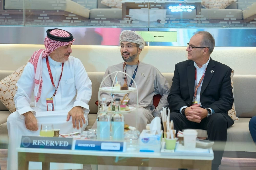 سمو الشيخ عبدالله بن عيسى يشهد السباق الرابع للخيل