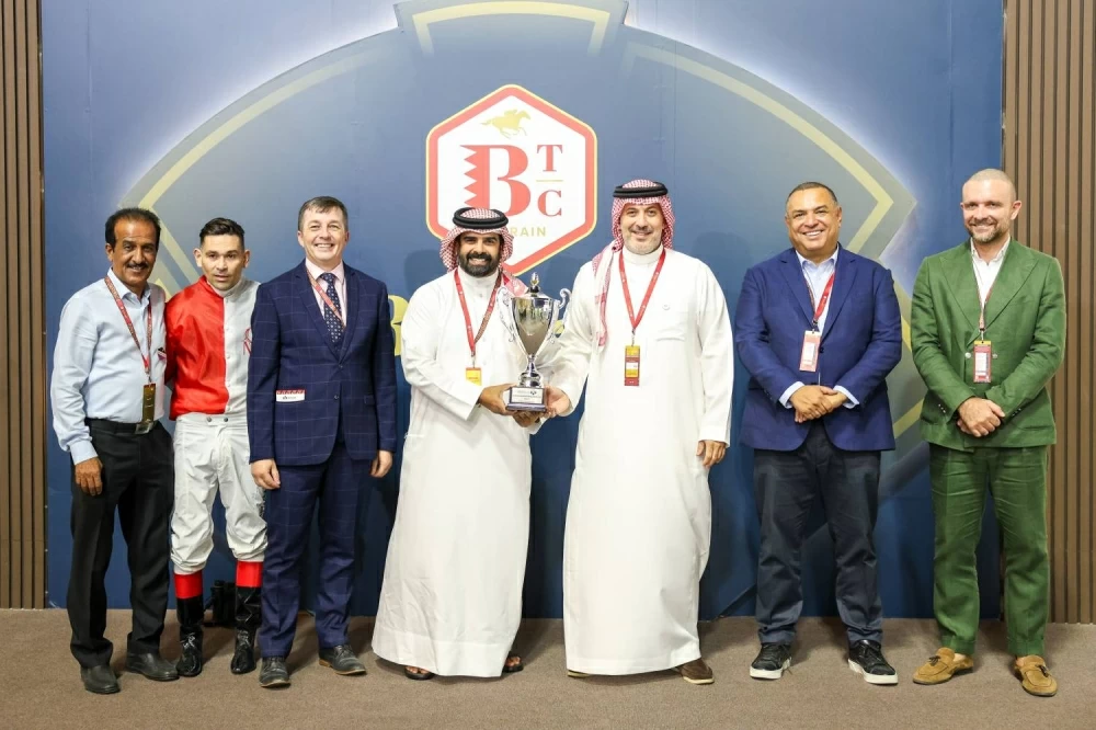 سمو الشيخ عبدالله بن عيسى يشهد السباق الرابع للخيل