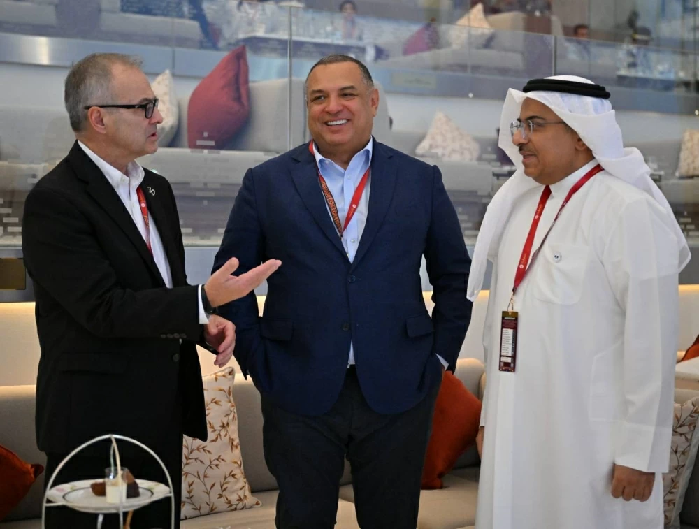 سمو الشيخ عبدالله بن عيسى يشهد السباق الرابع للخيل