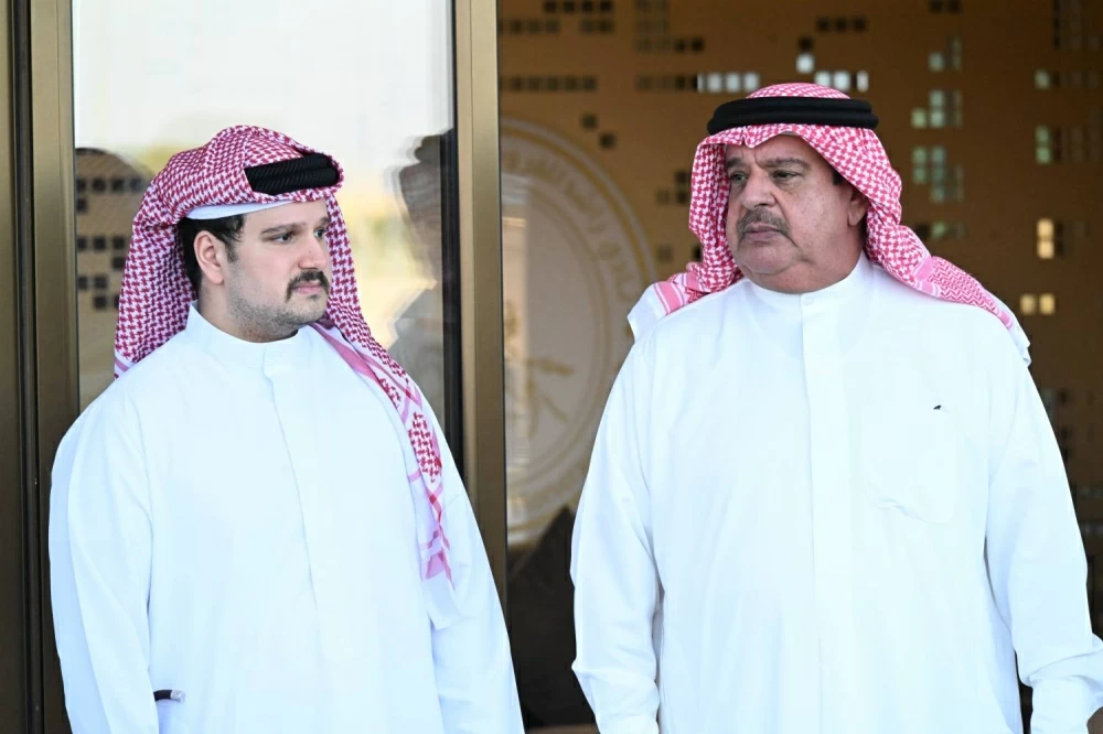 سمو الشيخ عبدالله بن عيسى يشهد السباق الرابع للخيل