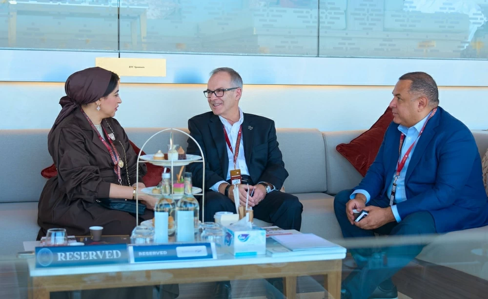 سمو الشيخ عبدالله بن عيسى يشهد السباق الرابع للخيل