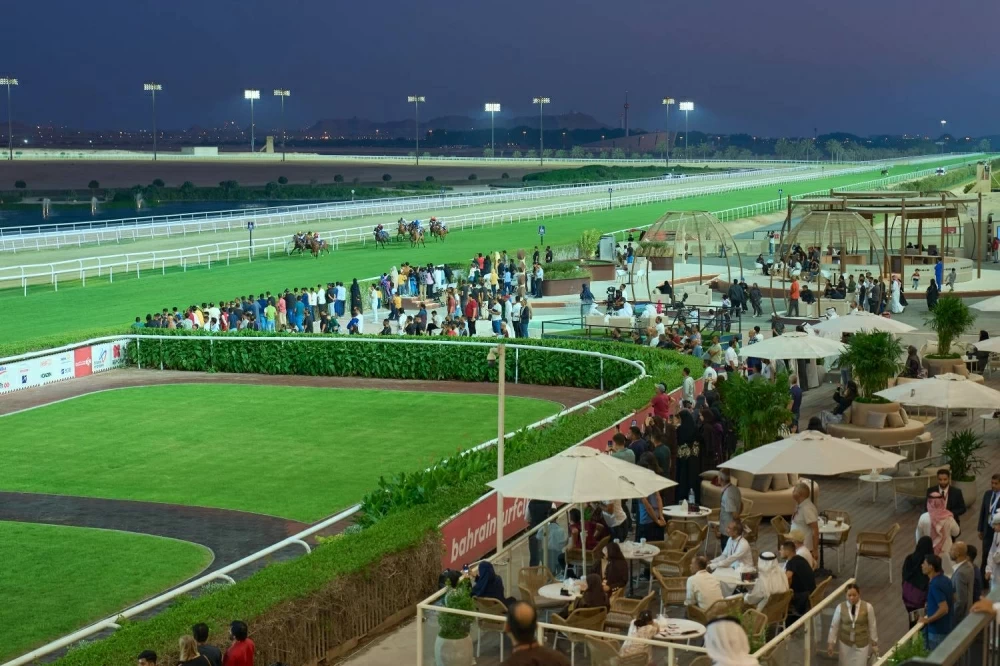 سمو الشيخ عبدالله بن عيسى يشهد السباق الرابع للخيل