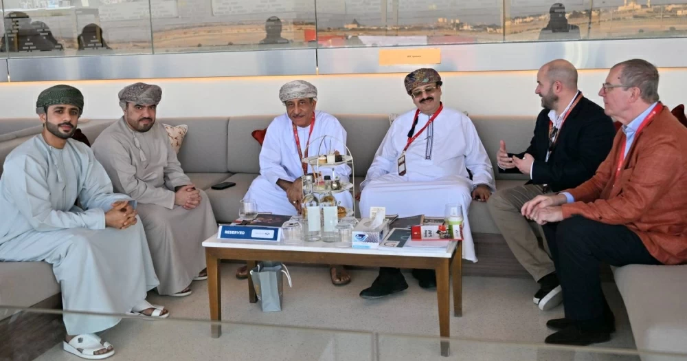 سمو الشيخ عبدالله بن عيسى يشهد السباق الرابع للخيل