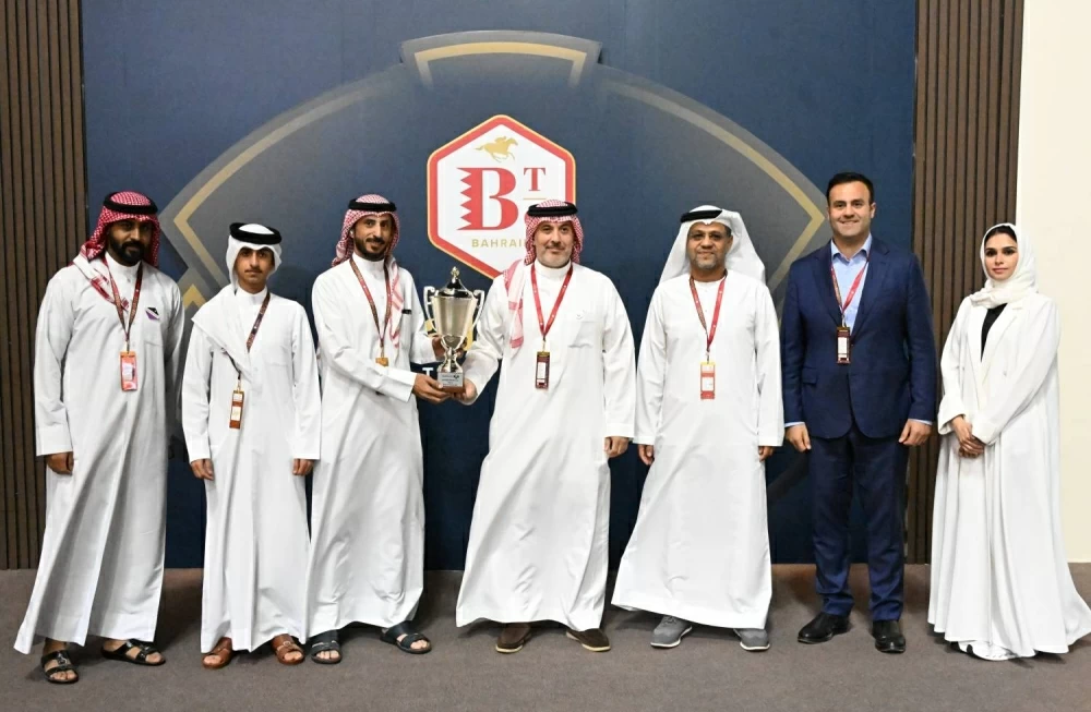 سمو الشيخ عبدالله بن عيسى يشهد السباق الرابع للخيل