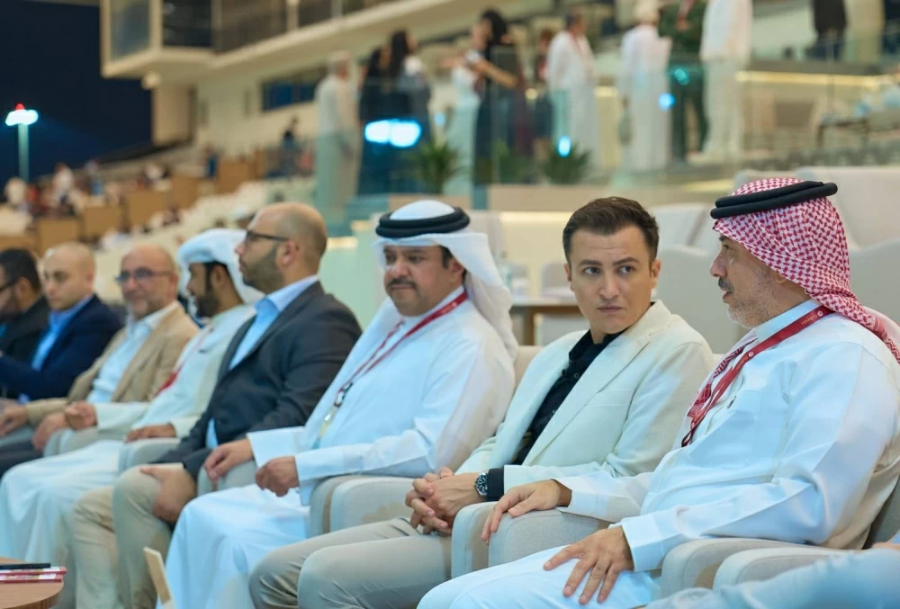 سمو الشيخ عبدالله بن عيسى يشهد السباق الرابع للخيل